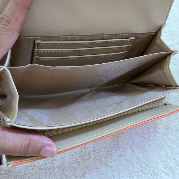 Guess❓️ "Finnian" Wristlet - NWT - Picture 14 of 16